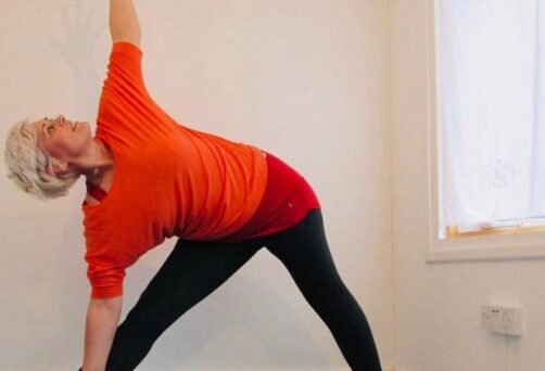 Ginnastica per la salute, il fitness e benessere basato su tecniche di Hatha Yoga